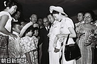 マニラの国立児童保護施設で、子どもたちに笑顔で話しかける皇太子さまと美智子さま
