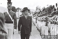 フィリピン陸軍士官学校で整列した儀仗兵を巡閲する皇太子さま