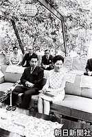 日本大使公邸で、記者会見しフィリピン訪問について語る皇太子さまと美智子さま。後方の女性は牧野純子東宮女官長