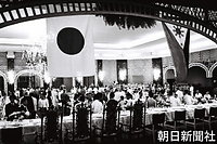 皇太子さまと美智子さまがマカパガル大統領夫妻を招く答礼の晩餐会場。日の丸の下、大きな背もたれのある椅子が主賓席