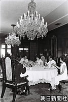 フィリピン訪問の最終日、マカパガル大統領一家と朝食会に臨む皇太子さまと美智子さま。右端は後に同国の大統領になるアロヨさん。天皇陛下は２００１年に国賓として来日したアロヨ大統領を迎えた宮中晩餐会のお言葉