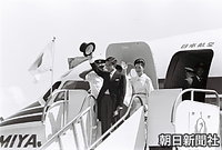 フィリピン訪問を終え、日航特別機のタラップで見送りの人たちに手を振る皇太子さまと美智子さま