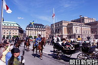 スウェーデン・ストックホルムでの歓迎式典に向かう、馬車に乗った天皇陛下とカール１６世グスタフ国王