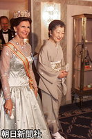 日本側が主催した答礼晩餐会に向かうシルビア王妃と皇后さま