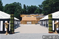 皇太后さまの陵所の儀が行われる東京都八王子市の武蔵陵墓地に設けられた会場。左右の幄舎（あくしゃ）と祭場殿（中央）とその上の高台にある御須屋（おすや） 。現在はこのしつらえはなく、武蔵野東陵となっている