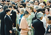４月、春の園遊会で、前国連難民高等弁務官の緒方貞子さんらと歓談する皇太子さま。雅子さまは、ご懐妊の可能性があり園遊会を欠席された。手前は天皇、皇后両陛下。ノーベル化学賞を受賞した白川英樹・筑波大名誉教