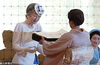 ５月、東京都渋谷区の明治神宮会館で行われた全国赤十字大会で、功労者を表彰をする皇后さま