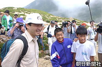 皇太子さまは栃木県那須町の茶臼岳に登山。清掃に来ていた地元中学校の生徒たちに近づき、笑顔で声をかけられた