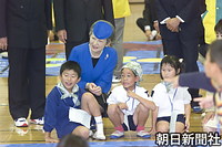 静岡県富士市で、囲碁を日々の生活に取り入れている福祉施設や保育園の園生、職員が参加する「第２回ふじカップふれあい囲碁ゲーム静岡大会」の会場を訪れ、にこやかに子どもたちに話しかける皇后さま