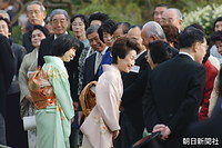 １１月、秋の園遊会で招待者に笑顔で言葉をかける常陸宮妃華子さま（右）、紀宮さま