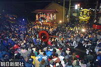 小和田家の先祖の出身地・新潟県村上市で、冬にもかかわらず新宮さまの誕生を祝い祭り屋台のオシャギリが運行された