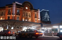 東京・八重洲のオフィスビルに点灯された「寿」の文字。手前はＪＲ東京駅