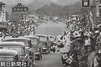 人吉市の沿道を埋めた歓迎の人波の中を行く皇太子さまと美智子さまの車列