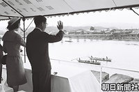 球磨川下りの川舟に乗った小学生の歓迎に応える皇太子さまと美智子さま