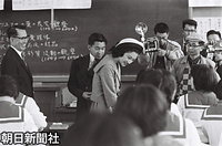 県立第一高等学校で生物の授業を視察、生徒に話しかける皇太子さまと美智子さま。後方のカメラマンが構えているのは、当時の報道取材で使われていた大判のフィルムカメラ