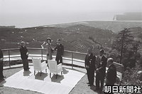 有明海を一望する夏目漱石の句碑が建てられている南越（なんごし）展望所（現・熊本市西区）を訪れ、ミカン畑が広がる景色を眺める皇太子さまと美智子さま