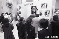 名古屋・栄の百貨店では、昭和天皇の遺影や生涯を振り返る写真を飾った