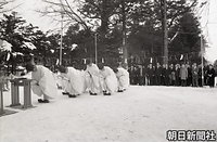 札幌市の北海道神宮では遥拝式が行われ、神職が深々と低頭した