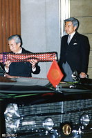 １１月１２日、即位の礼に向かうため、赤坂御所から剣とともに皇居に向かわれる天皇陛下