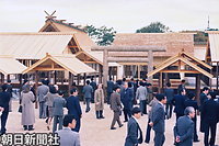 ２１日、皇居・東御苑に造営された大嘗宮、一部が内外の報道陣に公開された。儀式後には一般にも公開されたが、９１年２月には撤去されている