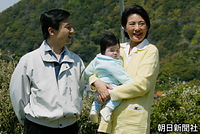 ４月、愛子さまを抱いて葉山御用邸近くの海岸を散策される雅子さまと、二人の横顔を見つめる笑顔の皇太子さま