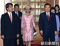 韓国大統領官邸の青瓦台を訪れ金大中大統領、李姫鎬（イ・ヒホ）夫人と会見された高円宮さまと久子さま