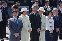 東欧訪問から帰国する天皇、皇后両陛下を羽田空港に出迎えた皇太子さまと雅子さま、秋篠宮さまと紀子さま、紀宮さま、常陸宮さま