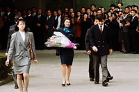 皇太子さまとの結婚が決まった小和田雅子さんが退職のあいさつに勤務先の外務省を訪れた。職員らに見送られ外務省を出る小和田さん＝９３年２月９日、東京・霞が関で