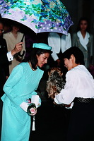 皇太子さまとの「結婚の儀」の日、愛犬のショコラに別れを告げ、皇居に向かう小和田雅子さん＝９３年６月９日、東京都目黒区で