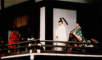 結婚の儀のため、賢所に入られる皇太子さま（左端）と雅子さま＝９３年６月９日、皇居