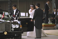 「結婚の儀」後のパレードのため、オープンカーに乗り込む皇太子さまと雅子さま＝９３年６月９日、皇居