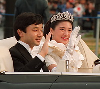 「結婚の儀」後のパレードで、沿道の人たちに手を振る皇太子さまと雅子さま＝９３年６月９日、東京都千代田区で