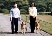 愛犬二匹を連れて、赤坂御用地内を皇太子さまとともに散策する雅子さま＝９８年１１月、宮内庁提供