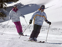 スキーを楽しむ皇太子さまと雅子さま＝０１年２月２０日、長野・奥志賀高原スキー場で