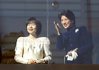新年の一般参賀に出席した雅子さまと紀宮さま＝０５年１月２日、皇居で