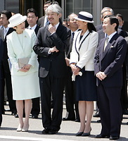 訪欧する天皇皇后両陛下の見送りの際、言葉を交わす雅子さまと紀子さま＝０７年５月２１日、羽田空港で