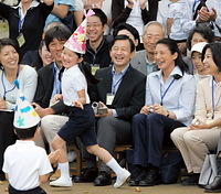学習院幼稚園の運動会で皇太子ご夫妻が見守る中、お遊戯をする愛子さま＝０７年１０月６日、東京都豊島区で、代表撮影