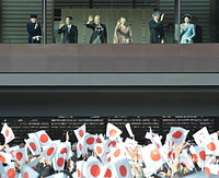 天皇誕生日の一般参賀で、集まった人たちに手を振る天皇・皇后両陛下、皇太子ご夫妻、秋篠宮ご夫妻＝０８年１２月２３日、皇居で