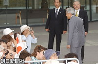 新潟県立歴史博物館に到着された際、夢中でカメラを構えて写真を撮る女性が、写しやすいようにとわざわざ立ち止まりレンズを見つめられる天皇陛下