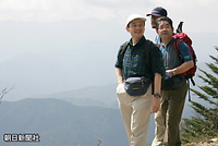 ９月、皇太子さまは東京都奥多摩町の鷹ノ巣山を登山され、眺望が広がる頂上で眼下の山景色を楽しまれた