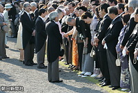 赤坂御苑で行われた秋の園遊会で、東京都教育委員も務める将棋棋士の米長邦雄さんと話される天皇、皇后両陛下。お辞儀をする米長さんの上は日産自動車のカルロス・ゴーン社長の姿も