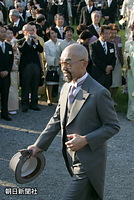 園遊会で招待者の前を帽子を取って歩かれる三笠宮家の寛仁さま