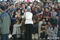 小千谷市総合体育館入り口では、待ち受けていた避難している人たちが、皇后さまに握手を次々求めた。携帯電話やカメラで写真を撮る人たちもおり、皇后さまもそれに応じられ、住民の表情もこのときばかりは明るくなっ
