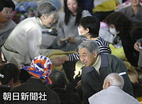 小千谷市総合体育館で、住民と同じように座り親しげに話される天皇陛下