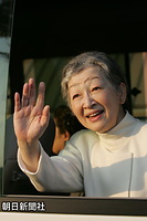 小千谷市総合体育館を出発するマイクロバスの車窓を開き、住民を励まそうと笑顔で手を振られる皇后さま