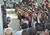 長岡市の長岡大手高校を出発する際、バスの窓を開け、後ろの被災者に振り返って手を振られる天皇陛下。このような何げない行為が、被災者をどれほど元気づけたことでしょう