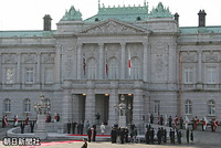 デンマークのマルグレーテ女王、ヘンリック殿下夫妻が来日。東京・元赤坂の迎賓館で行われた歓迎式典で、前庭に並ばれた天皇、皇后両陛下と女王夫妻