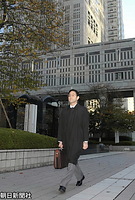 報道陣に公開された紀宮さまとの婚約が内定した東京都都市整備局の職員・黒田慶樹さんの出勤風景。後方は都庁舎。黒田さんはいつもより約１時間早い出勤で、撮影取材に応えた
