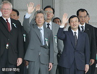 羽田空港を出発する政府専用機に手を振られる皇太子さまと小泉純一郎首相ら関係者