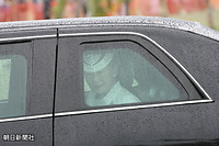 アメリカ慰霊公園を出発する際、雨の滴に濡れる車窓から外をじっと見つめられる皇后さま